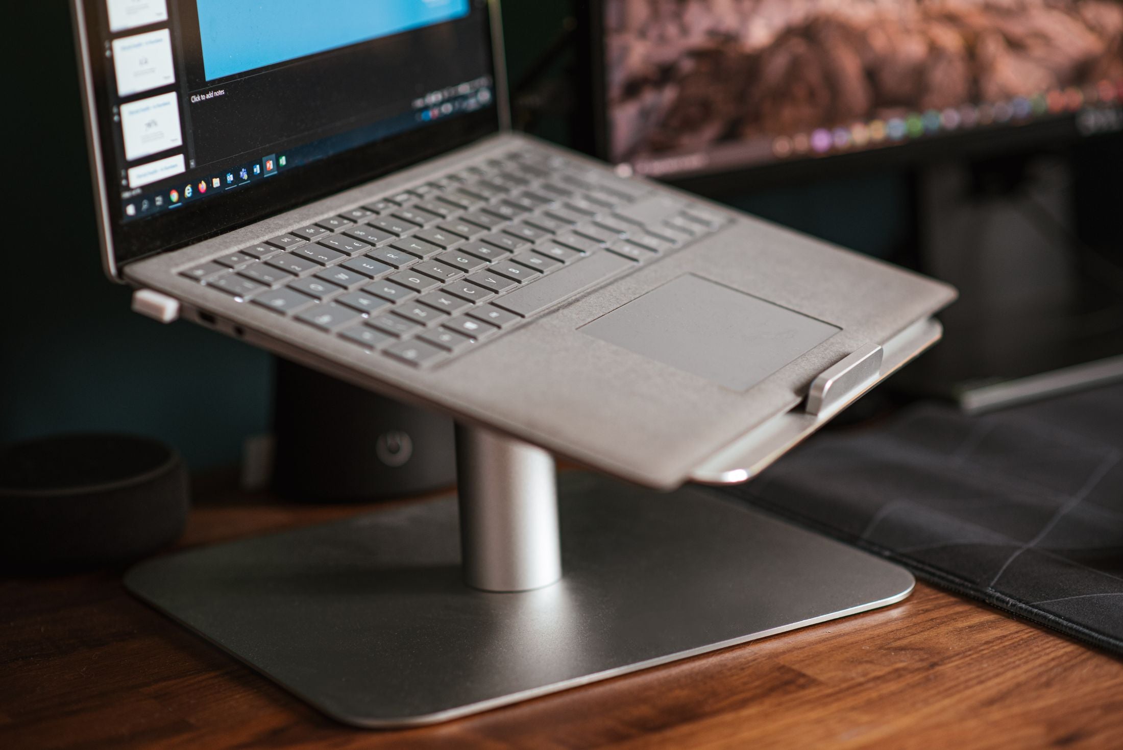 Espace de travail moderne et ergonomique avec ordinateur portable